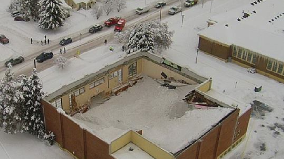 小学校の体育館の屋根が雪で陥落