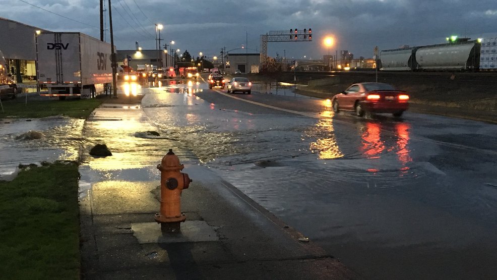 water-main-break-floods-street-in-portland-s-northwest-industrial