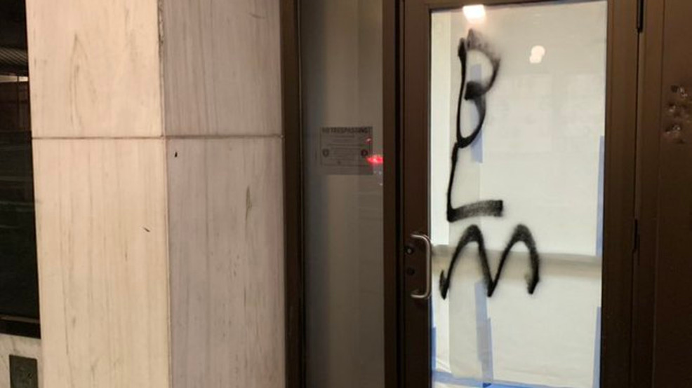 Police say group of protesters vandalizing downtown businesses Ey0xtyoU8AEcng1.jpg