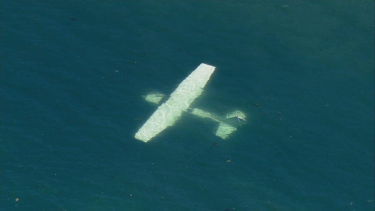 Small Plane Crashes In Water Off West Seattle Occupants Escape Komo 5870