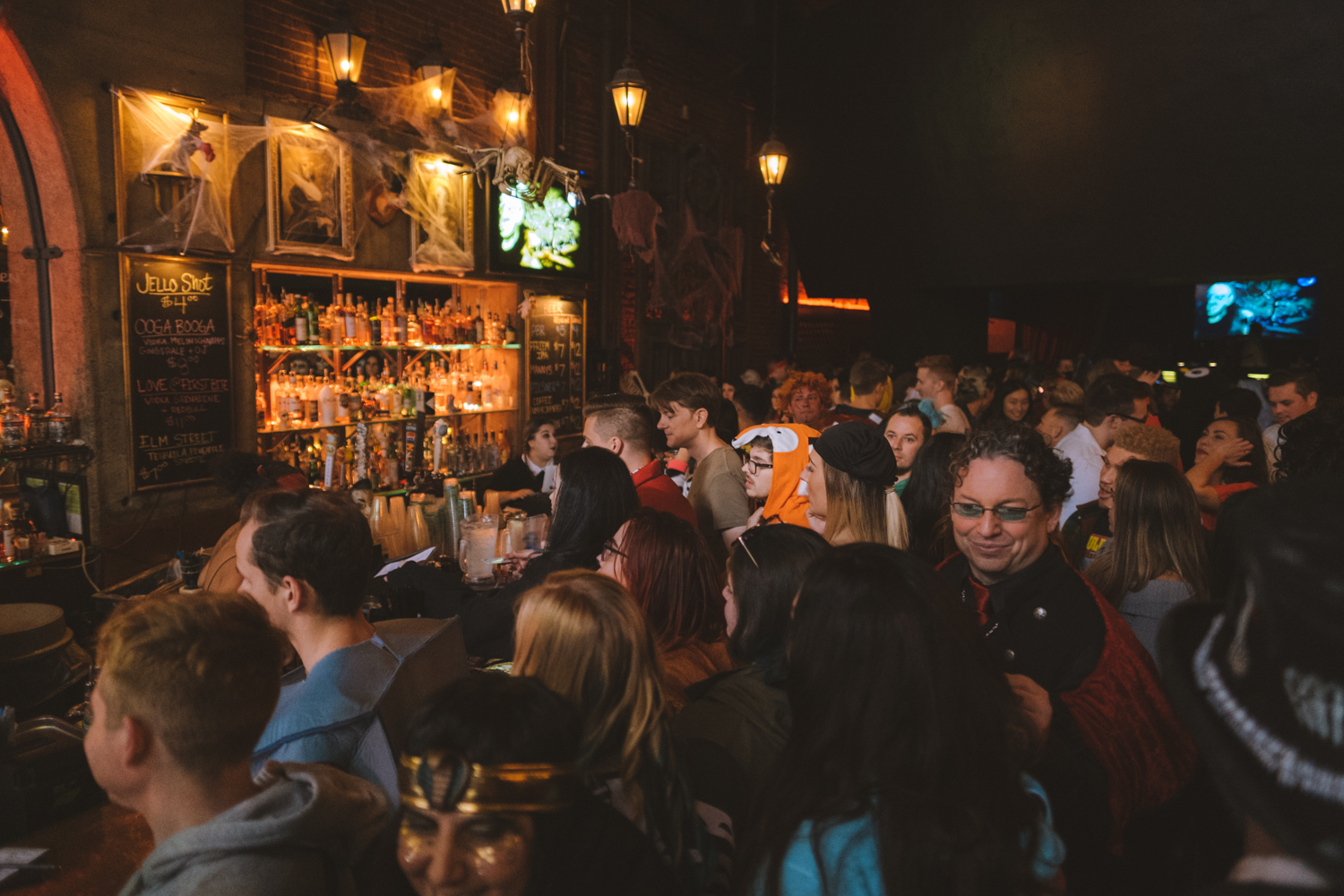 Photos Hundreds spook Seattle's streets during annual Halloween Pub